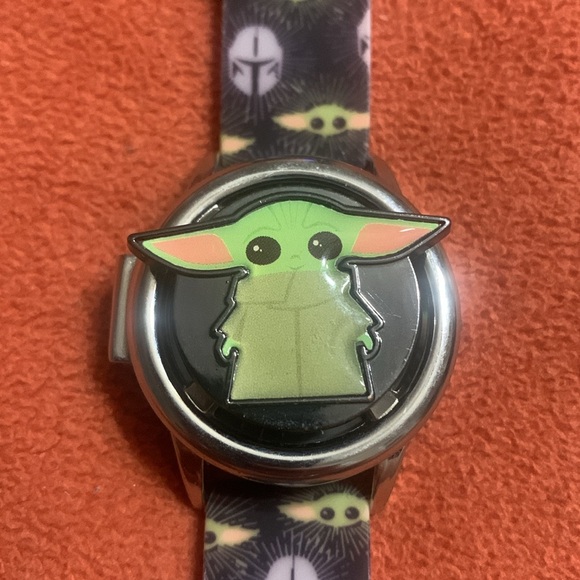 Star Wars Mandalorian Baby Yoda LCD Flip Top Spinner Watch - Picture 3 of 8